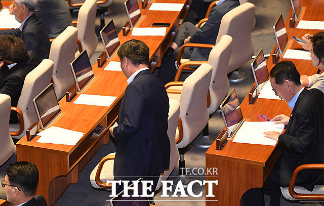 본회의장에 들어선 김 의원