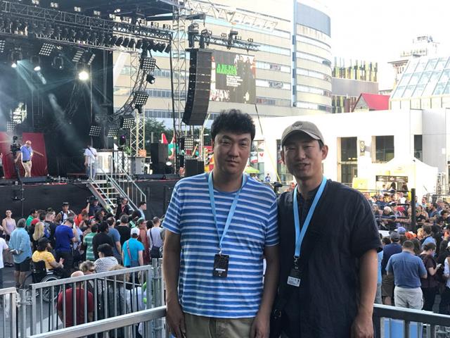 최대웅 작가(왼쪽)는 부산국제코미디페스티벌 탄생의 주역으로 평가받고 있다. 부코페는 올해도 세계 15개국 30여명의 코미디언들이 참석할 예정이다. 사진은 지난해 부코페 현장. /더팩트 DB