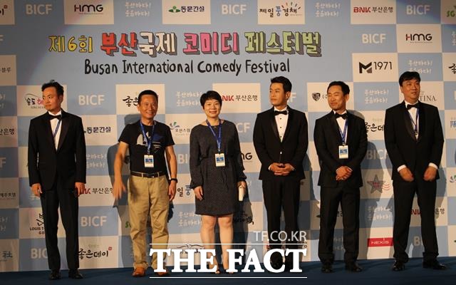 최대웅 작가(아래 사진 맨 오른쪽 )는 김준호 조직위원장, 조광식(행정 총무) 부위원장 등과 의기투합한 뒤 1년 만에 부코페를 탄생시켰다. 사진은 지난해 부코페 개막식 당시. /더팩트 DB