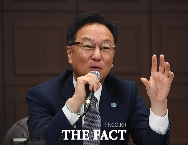 인건비 등 생산공장의 고정비 지출이 지속되는 상황에서 코오롱생명과학이 돌파구를 찾기 위해 다양한 방안을 검토 중이다. 사진은 이우석 코오롱생명과학 대표가 지난 7월 4일 서울 중구 프레스센터에서 열린 '인보사케이주 투약 환자 안전관리 종합 대책안 발표 기자회견'에 참석해 취재진과 질의응답을 하고 있는 모습. /이동률 기자