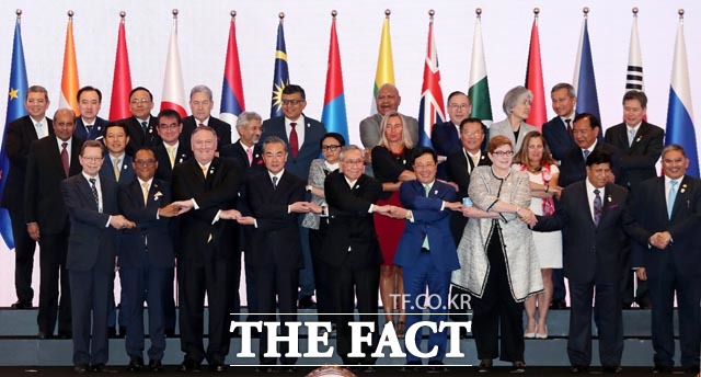 전문가들은 한미군사훈련 동안 추가 도발에 대해 부정적이었지만, 향후 도발에는 의견이 갈렸다. 아세안포럼에서는 트럼프 대통령과 김 위원장의 만남을 환영하는 의장성명이 담겼다. 지난 2일 아세안지역안보포럼(ARF) 외교장관회의에서 외교장관들이 기념촬영을 하고 있다. /뉴시스