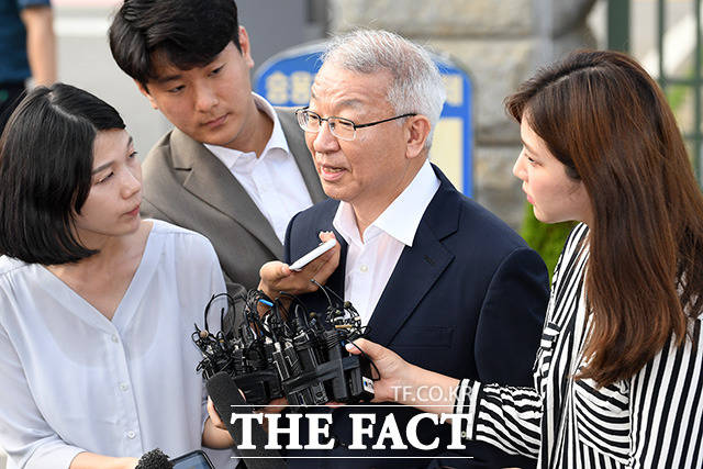 '사법농단 의혹' 정점으로 지목돼 구속 상태로 재판을 받은 양승태 전 대법원장이 보석을 허가받은 7월 22일 오후 경기도 의왕시 서울구치소를 나서고 있다./남용희 기자