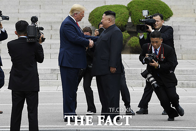 북한은 지난번 판문점 회동에서 도널드 트럼프 미국 대통령이 한미군사훈련을 중단하기로 약속했다고 주장했다. 지난 6월 30일 판문점 공동경비구역(JSA) 군사분계선을 넘어 북측에서 김정은 북한 국무위원장과 악수는 트럼프 대통령. /뉴시스