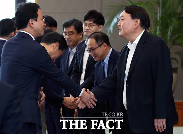 윤석열 검찰총장이 6일 서울 서초구 대검찰청 대회의실에서 열린 '2019년 하반기 검사 전입 인사'에서 참석자들과 악수하고 있다. /뉴시스