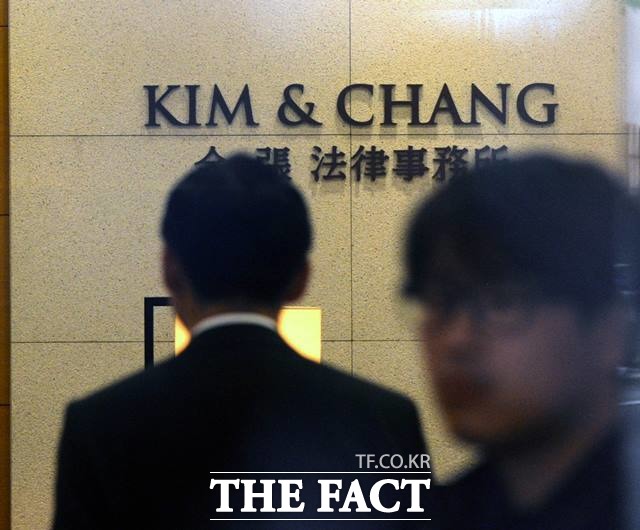김앤장은 강제징용 피해자 손배소송에서 전범기업 신일철주금과 미쓰비시의 소송대리인을 맡았다. 사진은 김앤장 본사 중앙 로비./뉴시스
