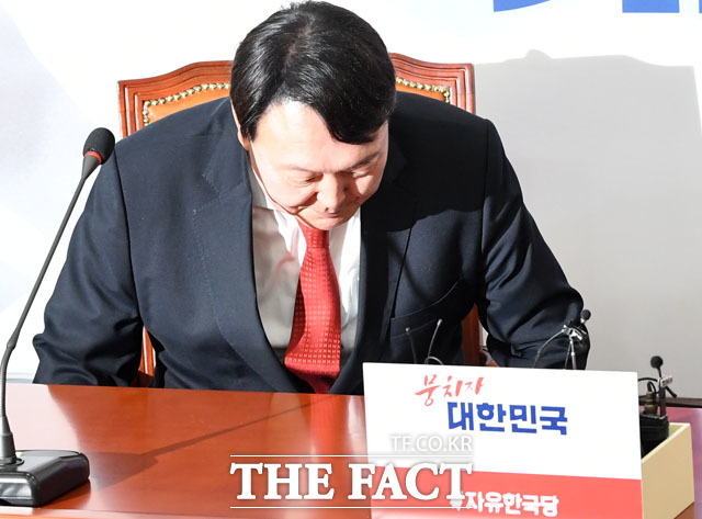 인사하는 윤석열 검찰총장. /남윤호 기자