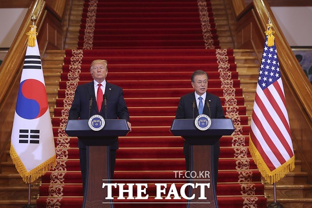 도널드 트럼프 미국 대통령이 10일(현지시간) 한미연합 군사훈련에 대해 "터무니없고 돈이 많이 훈련"이라며 노골적으로 불만을 표시하면서 논란이 되고 있다. 한미동맹이 흔들리는 것이 아니냐는 우려가 나온다. 지난 6월 30일 청와대에서 열린 한미 공동기자회견에 참석한 한미 정상. /청와대 제공