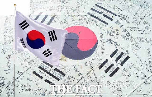 한국광복군 서명문 태극기. 일제강점기, 조국을 위해 싸운 광복군 70여 명의 독립에 대한 염원과 조국에 대한 사랑을 담은 서명과 다짐이 빼곡하게 적힌 태극기다. /배정한 기자