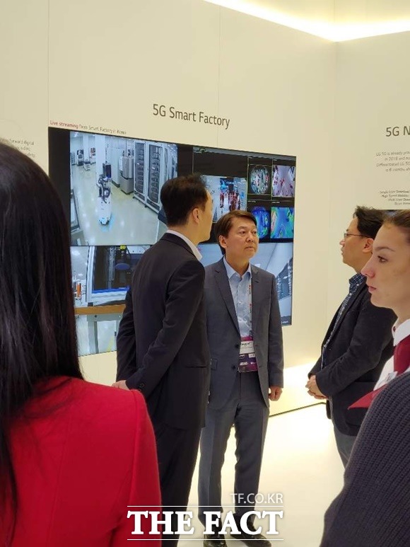 지난해 6월 서울시장 선거에서 낙선한 후 독일로 떠난 안철수 전 국민의당 대표가 지난 2월 28일 스페인 바르셀로나 MWC 전시회 LG 전자 부스를 찾아 5G 기술에 대한 설명을 듣는 모습. / 더팩트 DB