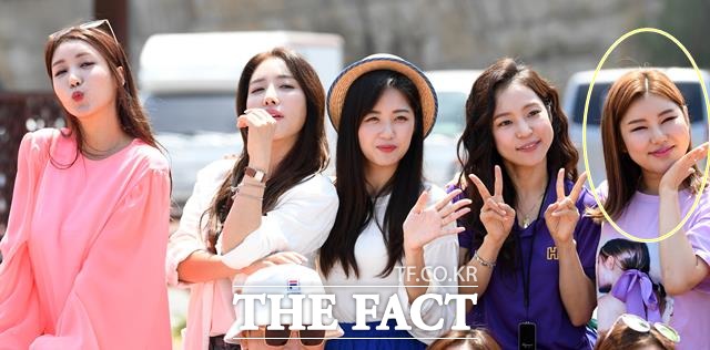 송가인(오른쪽 원안)은 이미자 이후 대한민국 트로트 여가수 스타탄생 계보에 당당히 이름을 올리고 있다.인천 백령도에서 열린 '미스트롯' 콘서트 출연진 두리와 숙행, 정다경, 홍자, 송가인(왼쪽부터). /임세준 기자