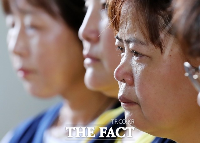 14일 오후 서울 서초구 서울중앙지방법원에서 열린 세월호 참사 보고 조작 혐의 김기춘 전 대통령비서실장, 김장수, 김관진 전 국가안보실장, 윤전추 전 청와대 행정관 선고 공판 참관을 마친 세월호 참사 유가족들이 슬픔에 잠겨 있다. /뉴시스