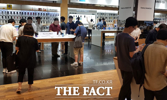 불법 보조금을 내세워 소비자들에게 단말 선입금을 받은 뒤 종적을 감추는 이른바 '먹튀' 형태의 판매사기가 발생하고 있는 것으로 나타났다. /이성락 기자