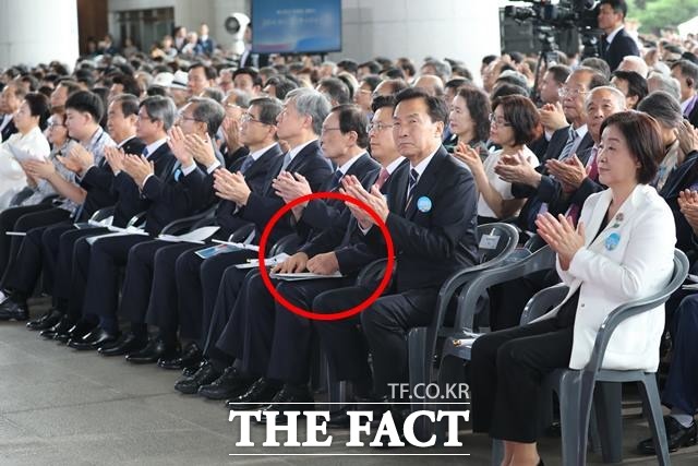 15일 오전 천안 독립기념관에서 열린 제74주년 광복절 경축식에서 황교안 자유한국당 대표가 박수를 많이 치지 않은 것을 놓고 여야가 공방을 벌였다. /뉴시스