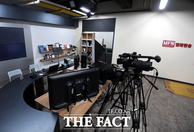 주 대표가 유튜브 방송을 진행하는 서초동 스튜디오 전경. '엄마방송' 채널은 15만 구독자를 보유하고 있다. 주 대표는 "하루라도 방송을 하지 않으면 사람들이 '왜 안하냐'며 연락이 온다. 이게(방송)이 나한테는 개 목줄이다"라며 고충을 강조했다. /이효균 기자