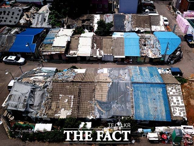 안전 문제로 현재 정비 사업이 진행되고 있고 현재 거주하는 가구는 소수이다.