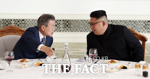 통일부는 16일 조평통 담화에 대해 "평양 공동선언 합의 정신에 부합하지 않는다"고 말했다. 평양에서 문재인 대통령과 김정은 북한 국무위원장이 오찬에서 이야기를 나누고 있는 모습. /평양공동사진취재단