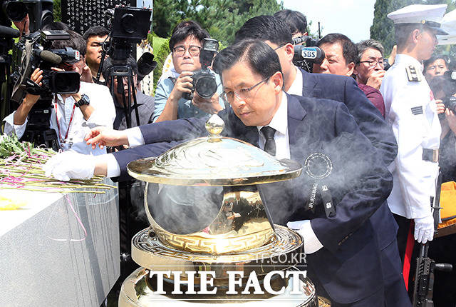 황교안 자유한국당 대표가18일 오전 서울 동작구 국립서울현충원 김대중 전 대통령 묘소를 방문해 분향하고 있다. /이선화 기자