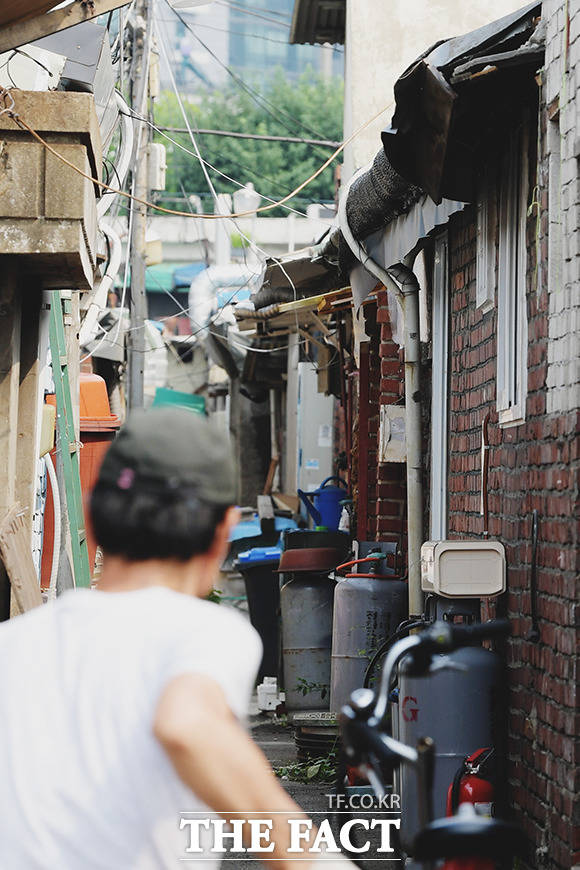 많은 노동자를 수용하기 위해 좁은 골목으로 설계됐고, 공습에 의한 화재 대비를 위해 구조는 목조였지만 외장은 시멘트 몰탈로 마감되었다.