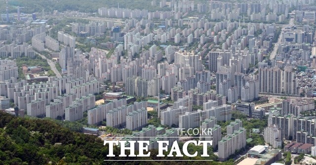 정부가 분양가 상한제를 발표하자 신축아파트는 가격이 상승하는 등 '강세'를 보이고 있으나, 재건축아파트는 기존 가격에서 떨어진 금액으로 '약세'를 보이고 있다. 사진은 서울의 한 아파트 단지. /서울 도봉구