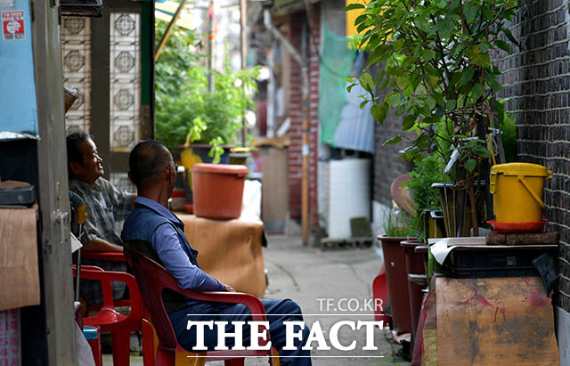 좁은 골목에는 주로 어르신들이 집에서 나와 삼삼오오 더위를 식히고 있다.