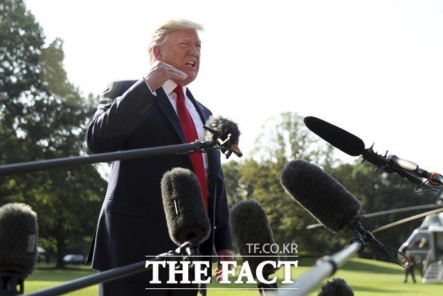 도널드 트럼프 미국 대통령은 지난 판문점 회동 당시를 회상하는 발언을 하면서 김 위원장의 최근 도발에는 개의치 않는 모습을 보였다. 지난 7일 백악관 남쪽 정원에서 기자들의 질문에 답하는 트럼프 대통령. /AP·뉴시스