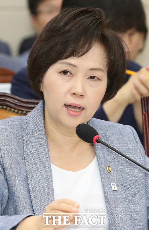 식약처는 지난 6월 5일 인보사 사태가 발생한 지 66일 만에 뒤늦게 공식 사과했다. 사진은 지난달 12일 서울 여의도 국회에서 열린 보건복지위원회 제2차 전체회의에 출석한 이의경 식약처장이 인보사 질의에 답변하고 있는 모습이다. /뉴시스