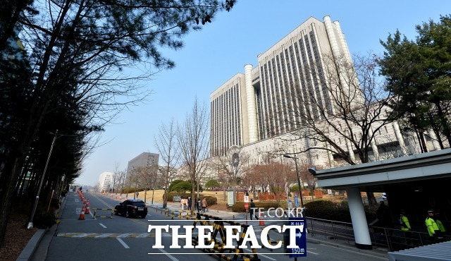 서울시 서초구 서울중앙지방법원의 모습. 왼쪽 맨 끝에 보이는 건물이 대법원·법원행정처. /더팩트 DB