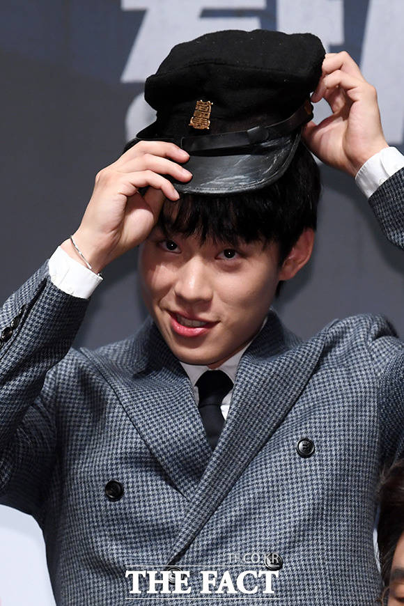 이렇게 모자를 착용하죠.