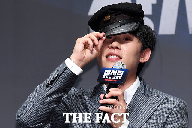 머리에 얹어줍니다.