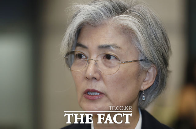 강경화 외교부 장관이 한중일외교장관회담을 마치고 22일 인천국제공항을 통해 귀국하며, 취재진 질문에 답변하고 있다. /뉴시스