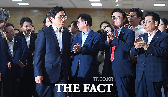 황교안 한국당 대표가 광복절을 하루 앞둔 지난 14일 오후 서울 여의도 국회 본청 중앙홀 이승만 동상 앞에서 '오늘을 이기고 내일로 나아갑시다' 대국민 담화를 발표하기 위해 입장하고 있다. /이새롬 기자