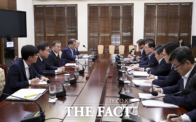 문재인 대통령이 22일 오후 청와대에서 지소미아 관련 NSC 상임위 회의 내용을 보고받고 있다. /청와대 제공