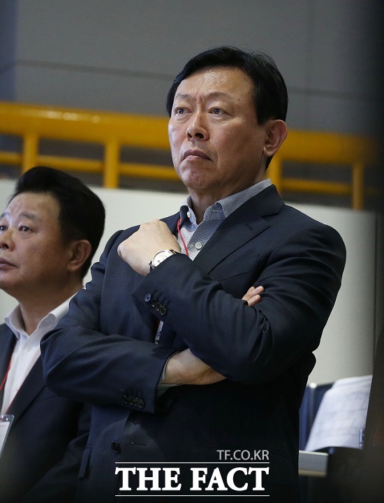 일본색 지우기에 나선 신동빈 롯데그룹 회장이 왜 유니클로의 롯데월드타워 입성을 승인했는지에 대해서도 업계에서는 의문을 나타내고 있다. 두 기업의 결합이 대외적으로 부정적 효과를 낳을 가능성이 크기 때문이다. /더팩트 DB