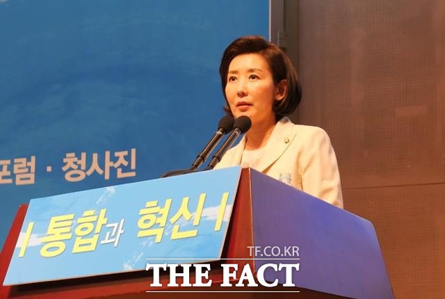 나경원 한국당 원내대표는 지난 20일 "안철수 전 의원부터 우리공화당까지 같이할 수 있는 분들이 다 같이해야 한다"며 한국당 중심의 보수통합을 주장했지만, 전문가들은 부정적으로 보고 있다. /이원석 기자