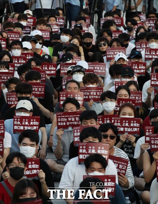23일 서울 성북구 고려대학교 중앙광장에서 고려대학생들이 '조국 법무부 장관 후보자 딸의 고려대 입학과정에 대한 진상규명 촉구 학내 집회'를 열고 있다./뉴시스