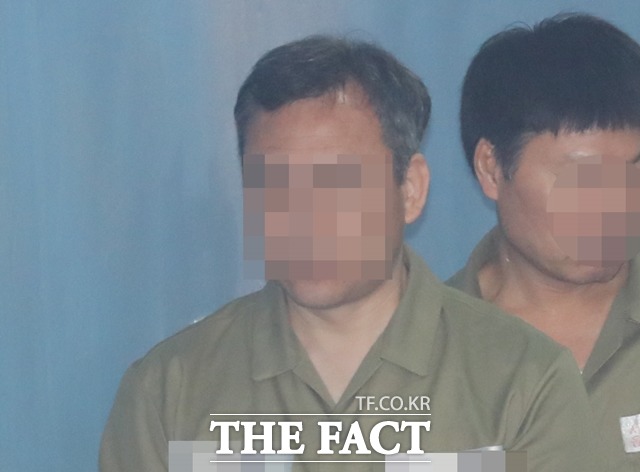 숙명여고 재직 중 쌍둥이 딸들에게 시험문제를 유출한 혐의로 재판에 넘겨진 전 교무부장 현모 씨가 5월 서울 서초구 서울중앙지방법원에서 열리는 공판에 출석하고 있다. /뉴시스