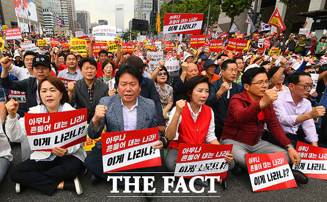 구호 외치는 황교안 대표, 나경원 원내대표와 의원들. /이동률 기자