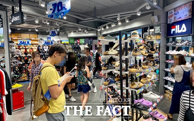 ABC마트 매출이 30% 감소했지만 업계는 '선방'했다고 평가하고 있다. 지난달 31일 서울 중구 ABC마트 매장 모습. /중구=이민주 기자