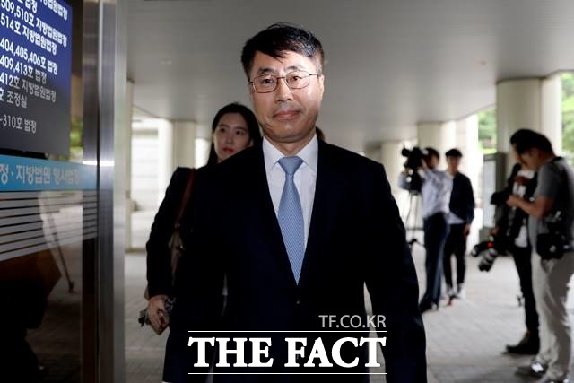 사법농단 대법원 문건 유출 혐의를 받는 유해용 전 대법원 수석·선임재판연구관이 서울 서초구 서울중앙지방법원에서 열린 1차 공판에 출석하고 있다./뉴시스