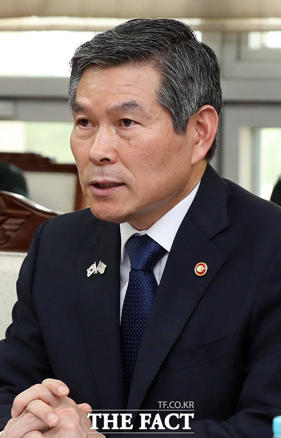 21일 국방위원회 전체회의에 참석한 정경두 국방부장관은 한미 연합 훈련 축소에 대해 질타한 이주영 자유한국당 의원을 향해 "훈련을 계획하거나 참관을 해봤냐"고 되물었다. /남용희 기자