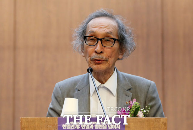 26일 오후 서울 중구 은행회관에서 열린 서울대 일본연구소 관정일본연구 제1회 학술회의 '한일관계:반일과 혐한을 넘어서'에서 와다 하루키 도쿄대학 명예교수가 아베 제2차 내각의 대한·대북한 관계를 주제로 기조강연을 하고 있다. /뉴시스