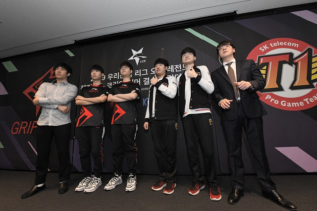 27일 열린 '2019 LCK 서머' 결승전 미디어데이에서 그리핀·SK텔레콤 T1 감독과 대표 선수들이 포즈를 취하고 있다.