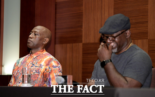 척 제프리스 감독(오른쪽)을 웃게하는 재치 답변까지!