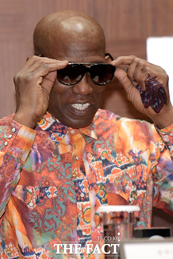 자리에 앉은 후에는 선글라스 벗기!