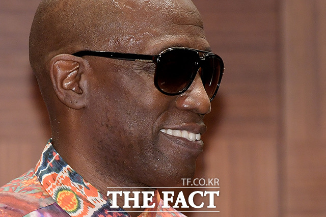 할리우드표 미소 한 방!