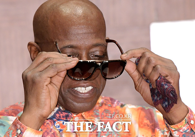 '공식 자리니까요~'