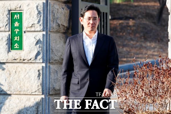 1심에서 징역 2년 6월 집행유예 4년을 선고받은 이재용 삼성전자 부회장이 2018년 2월 5일 서울구치소에서 석방되고 있다./ 뉴시스