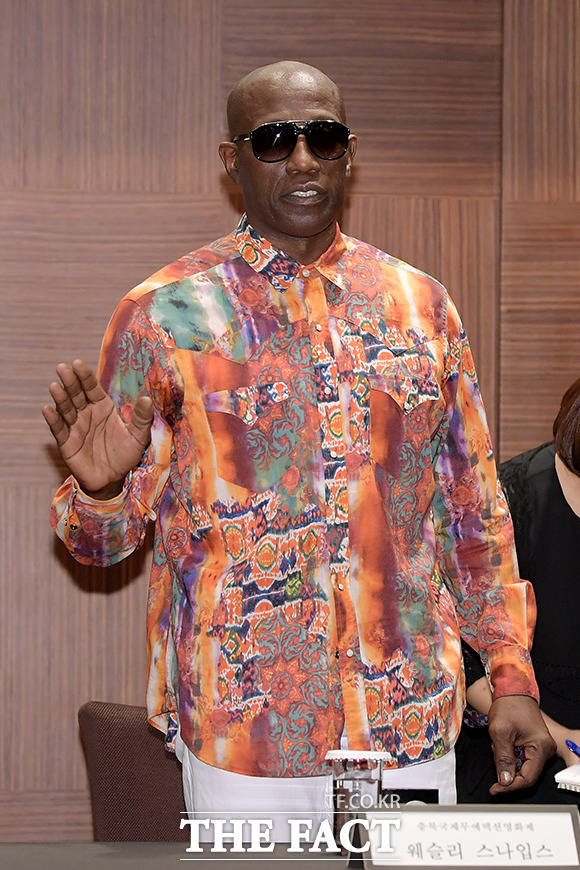 의자에 앉기 전 인사 먼저!