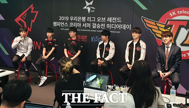 27일 열린 '2019 LCK 서머' 결승전 미디어데이에서 그리핀·SK텔레콤 T1 감독과 대표 선수들이 취재진의 질문에 답하고 있다. 왼쪽부터 김대호 감독, '리헨즈' 손시우, '소드' 최성원, '칸' 김동하, '페이커' 이상혁, 김정균 감독 /청진동=최승진 기자