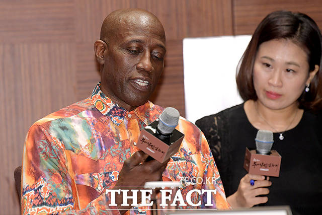 인사하기 전 마이크 체크!